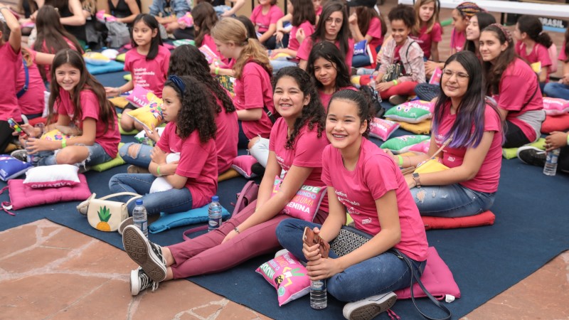 Girls partaking in a For&ccedil;a Meninas event